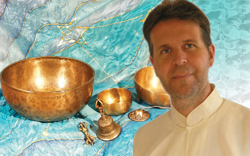 Richard Hiebinger komponiert Meditationsmusik mit tibetischen Klangschalen